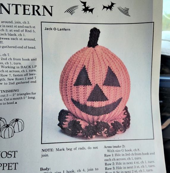 Vintage Crochet World Magazine October 1987 - Picture 5 of 7